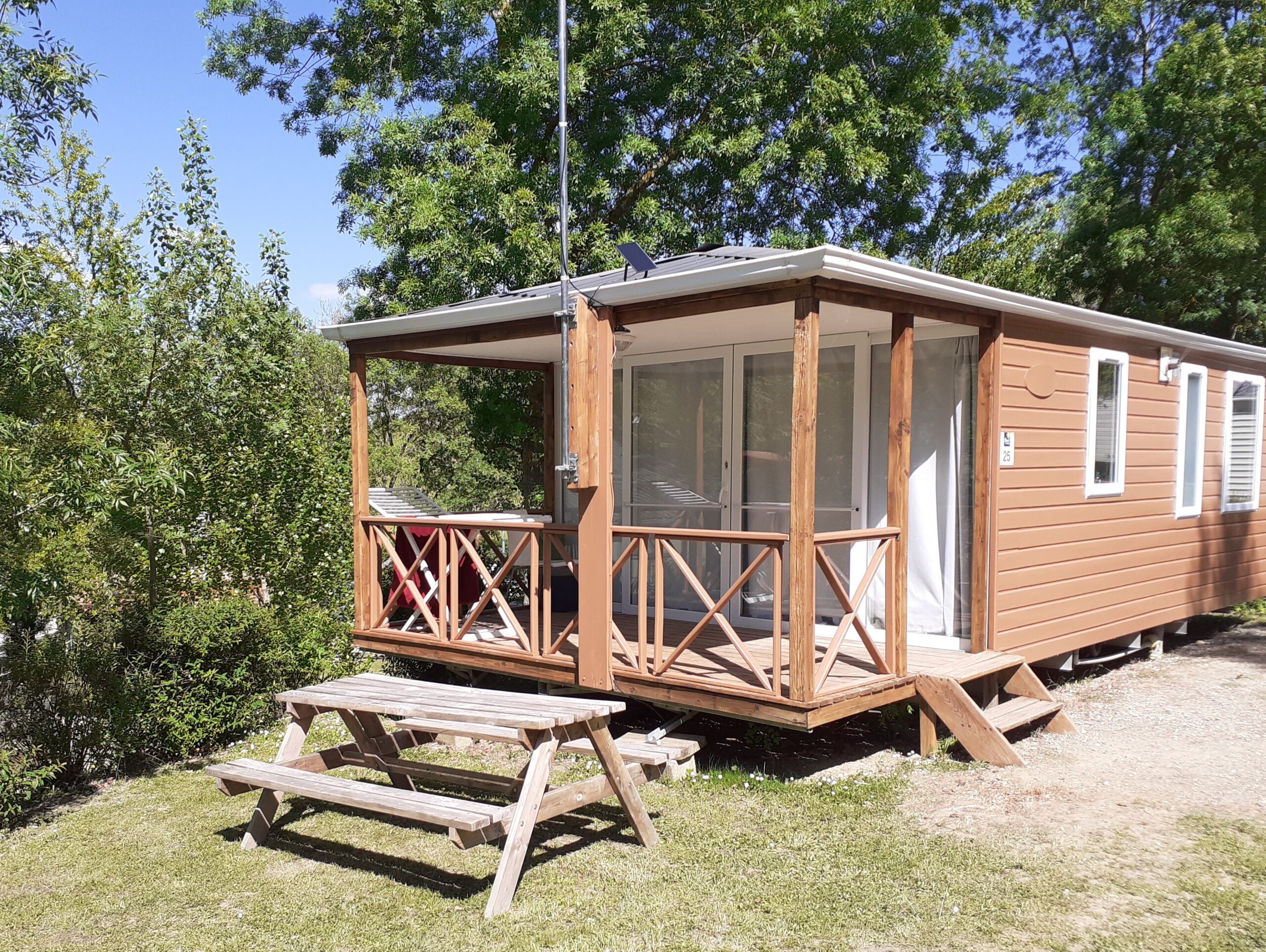 Entrée principale de la maison en bois typique