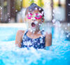 enfant qui nage dans la piscine