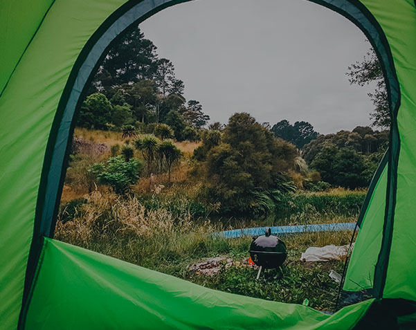 Tente de camping installée en pleine nature
