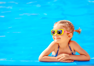 Moment de détente d’un enfant au bord de la piscine