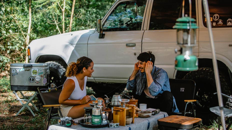 Moments conviviaux en couple devant un camping-car