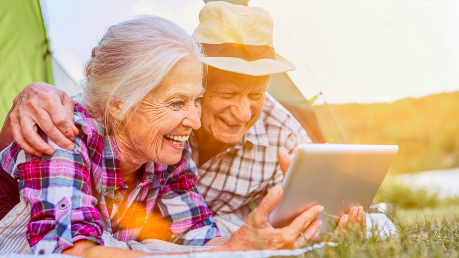 Vacancier profitant du Wi-Fi dans une tente en plein air