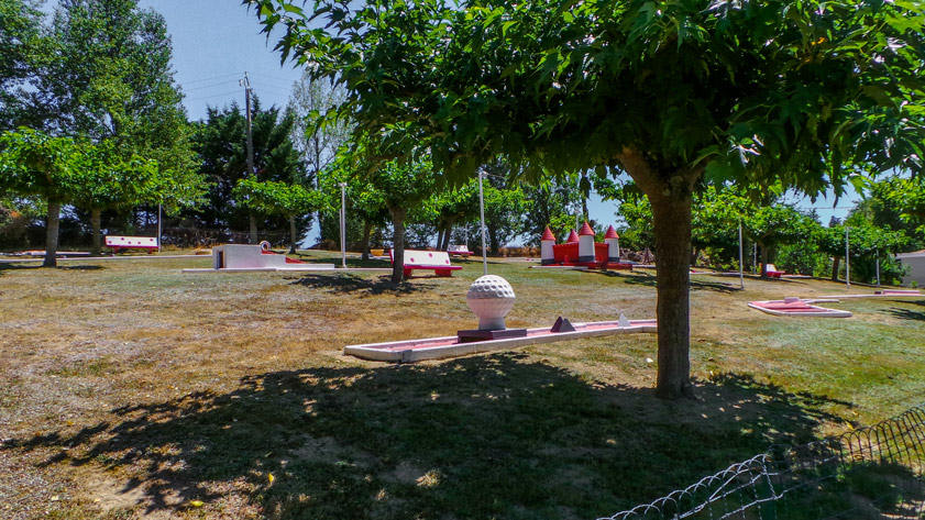 Terrain de mini-golf avec obstacles et décorations ludiques à Toulous