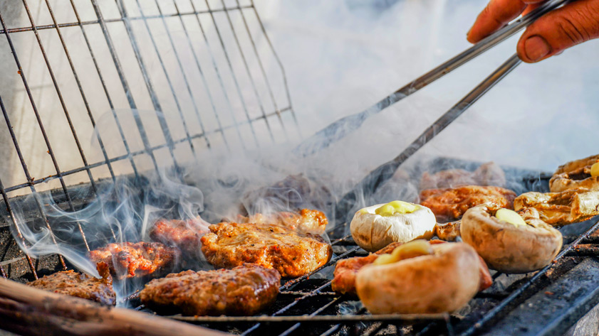 Grillades variées sur un barbecue au jardin