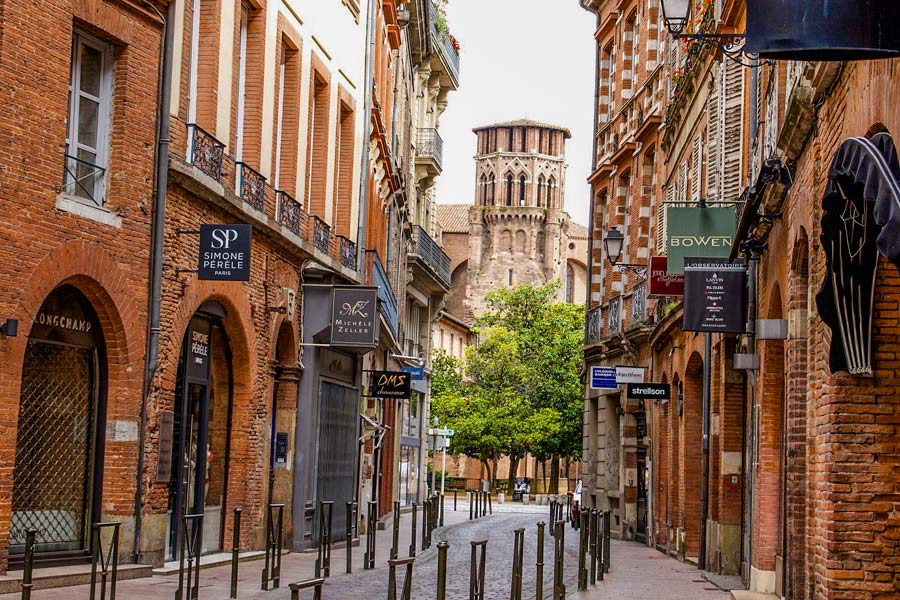 Rue des Arts à Toulouse avec vue sur le Musée des Augustins