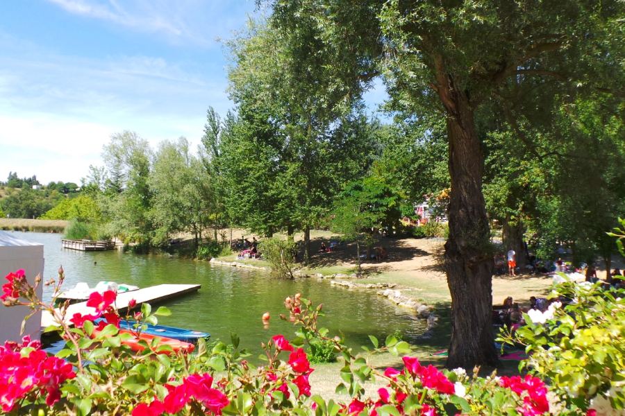 lac proche Toulouse avec pédalo