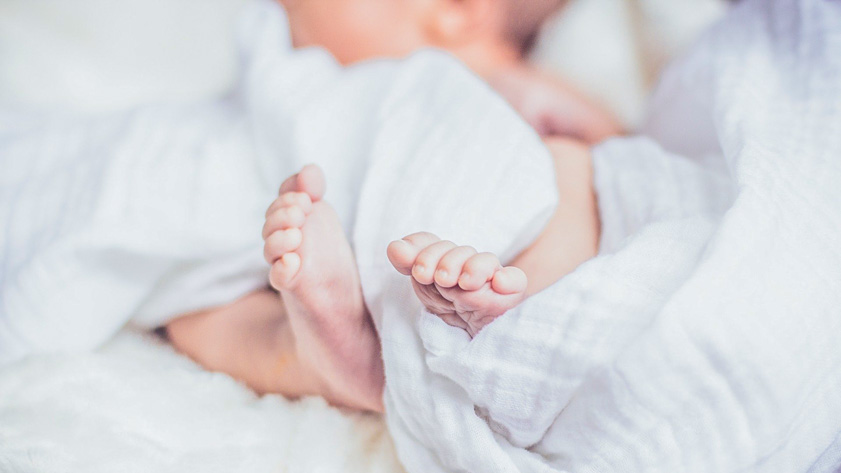 bébé détendu sur un lit moelleux
