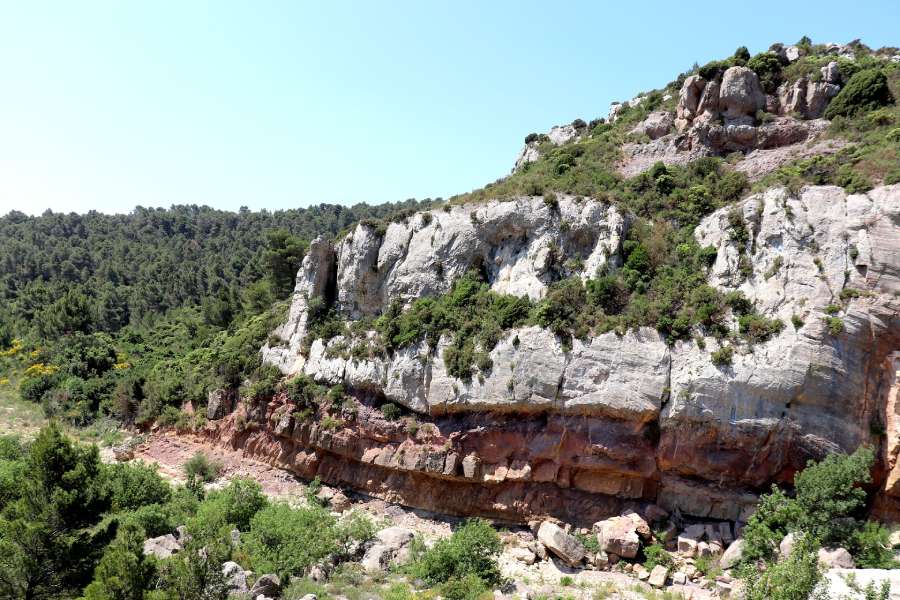 Pierres rugueuses formant les parois d’un gouffre naturel audois