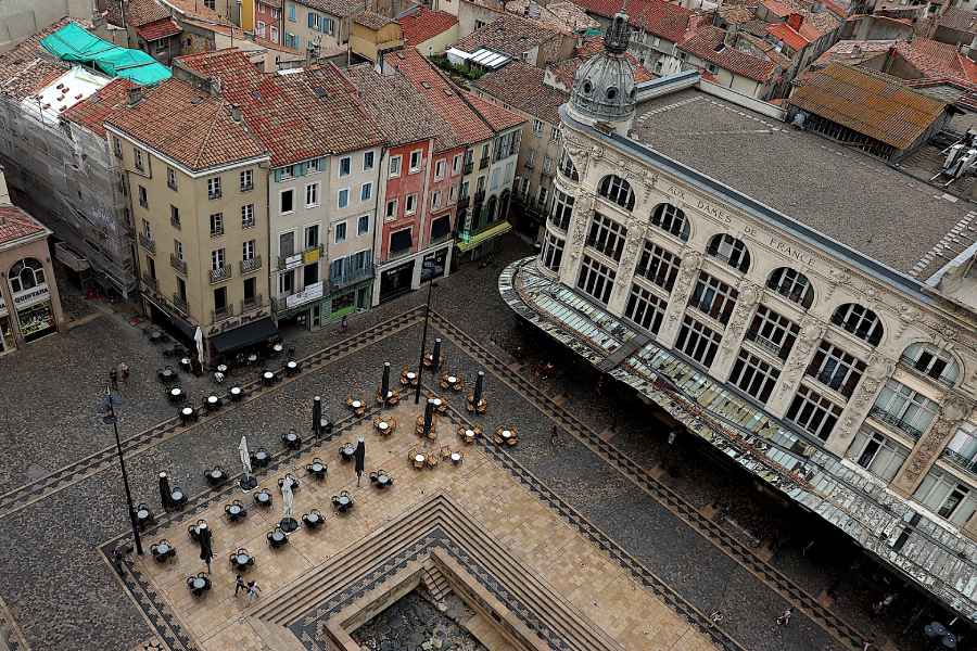 Vue aérienne du bâtiment historique Aux Dames de France