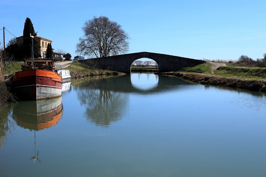 Pont en pierre traversant la rivière Aude