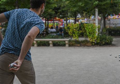 Partie de pétanque animée au camping
