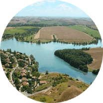Vue panoramique du lac de la Thésauque près de Toulouse