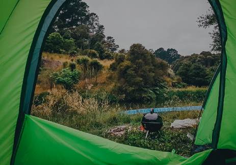 Tente de camping installée en pleine nature
