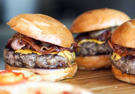 Hamburger gourmet avec double steak et sauce spéciale