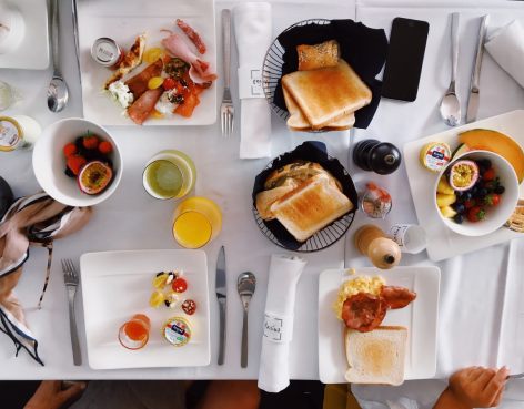 Table de brunch garnie de viennoiseries et fruits frais à Toulouse