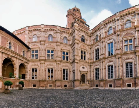 Façade historique de l’Hôtel d’Assézat à Toulouse