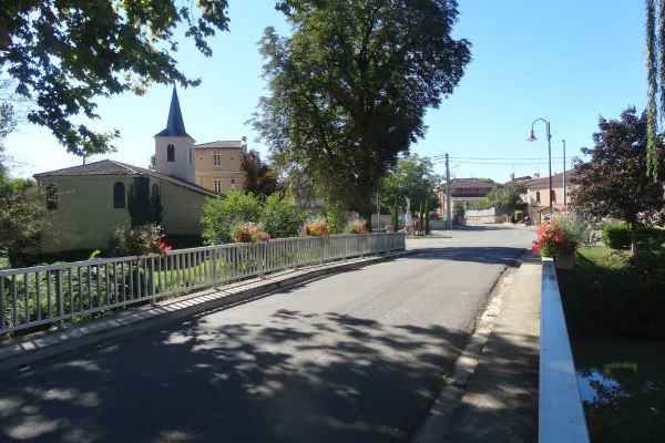 Rue principale d’Auterive avec ses bâtiments anciens