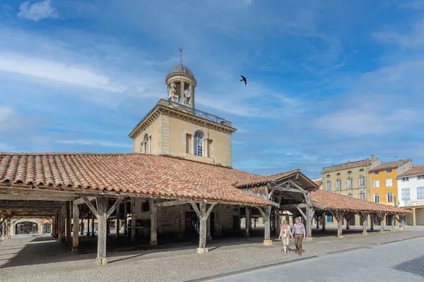 Halle médiévale de Revel et son beffroi en Haute-Garonne