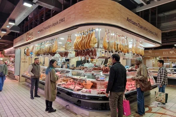 Étal de charcuterie sous la halle Victor Hugo à Toulouse