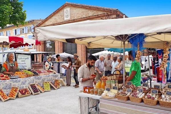 Étals de fruits et de produits locaux au marché de Villefranche-de-Lauragais