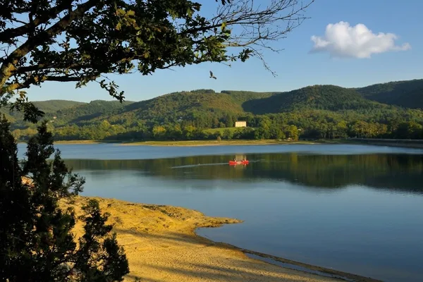Plage de sable et canoë sur le lac de Saint-Ferréol près de Revel