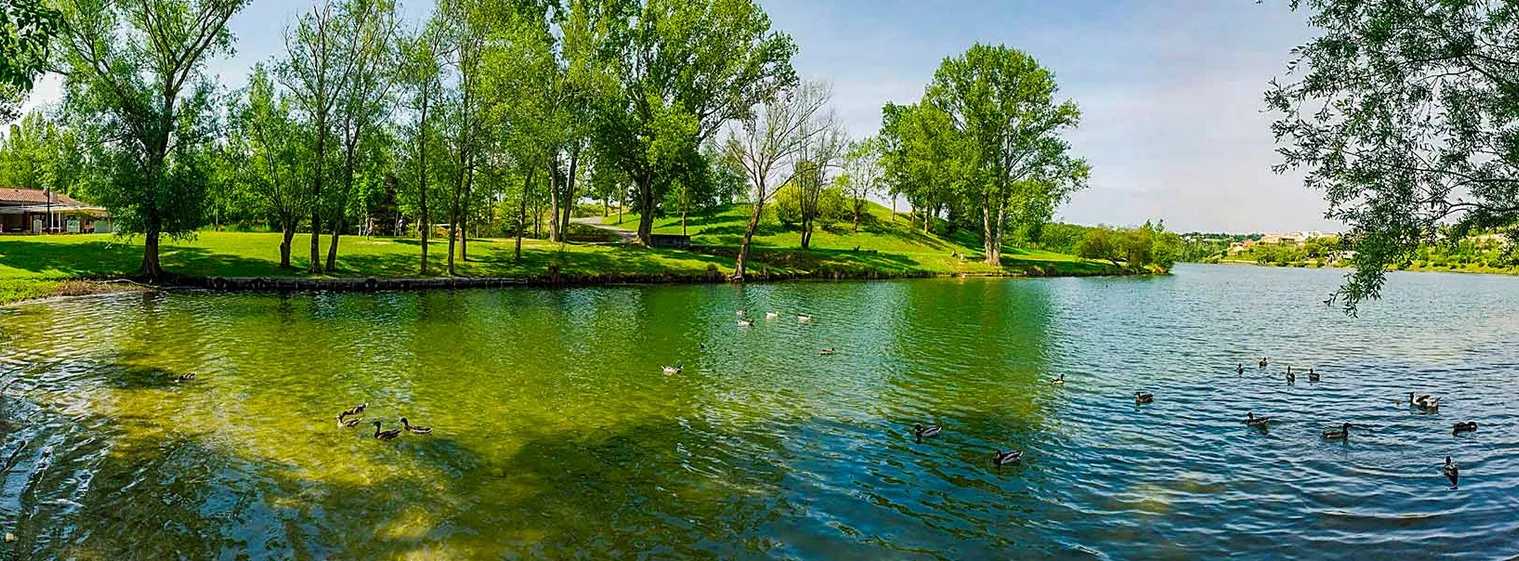 Enfants au bord du lac de la Thésauque, plan d’eau baignable près de Toulouse